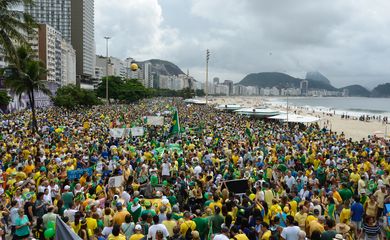 Rio de Janeiro - Manifestação em Copacabana contra a corrupção e pela saída da presidenta Dilma Rousseff (Tânia Rêgo/Agência Brasil)