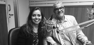 Apresentadora Isabela Azevedo entrevista o jornalista e antropólogo Alexandre Rocha