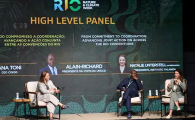 Rio de Janeiro (RJ), 02/06/2026 - A CEO da Cop 30, Ana Toni, e o presidente da COP15 da Convenção das Nações Unidas de Combate à Desertificação - UNCCD, Alain Richard Donwahi, participam da mesa High Level Panel, com o tema Do Compromisso à Coordenação: Avançando a Ação Conjunta entre as Convenções do Rio, com mediação da presidente do Intituto Talanoa, Natalie Unterstell, durante a Rio Nature & Climate Week Foto: Rovena Rosa/Agência Brasil