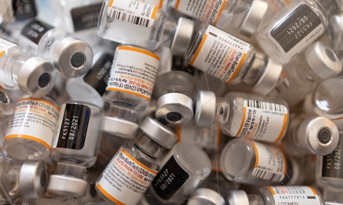 Frascos vazios da vacina Pfizer/BioNTech contra a Covid-19 em farmácia em Schwenksville, no Estado norte-americano da Pensilvânia