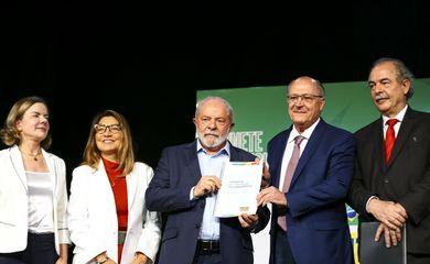 O presidente eleito, Luiz Inácio Lula da Silva, durante cerimônia de entrega do relatório final da transição de governo e anúncio de novos ministros.