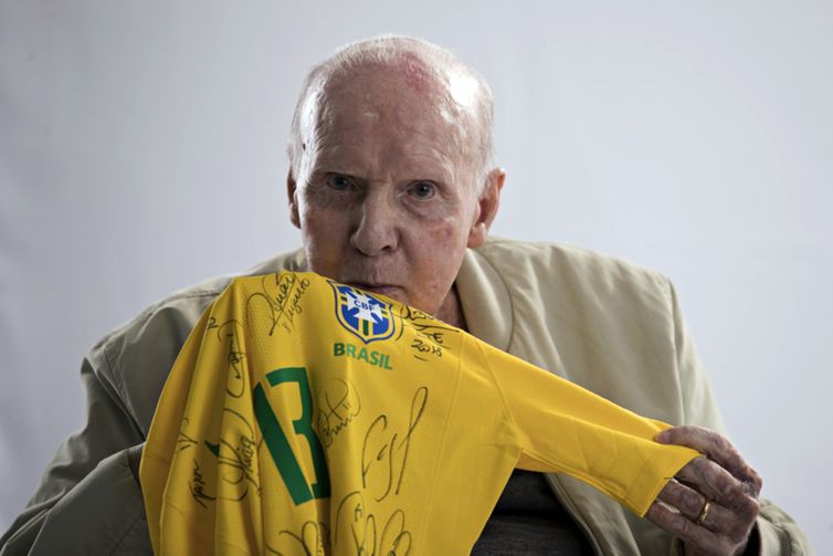Camisa da seleção brasileira homenageia 50 anos do Tri em 1970 e