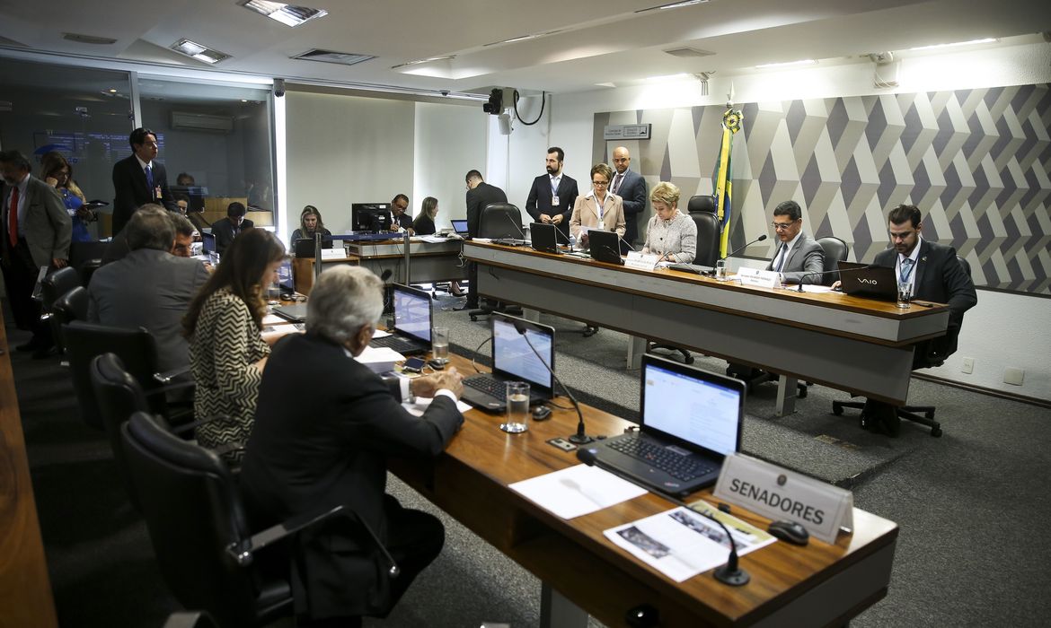 Brasília - O senador Ricardo Ferraço faz a leitura do relatório sobre a proposta de reforma trabalhista,na Comissão de Assuntos Sociais do Senado (Marcelo Camargo/Agência Brasil)