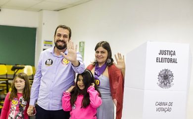 Guilherme Boulos, vota em SP, esposa  Natalia e nossas duas pequenas Sofia e Laura