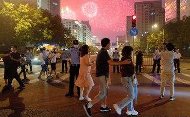 China. 29/12/2023 Pessoas assistem a ensaio de exibição de fogos de artifício perto do Estádio Nacional, em preparação para o 100º aniversário do Partido Comunista da China, em Pequim, China.
 REUTERS/Thomas Peter