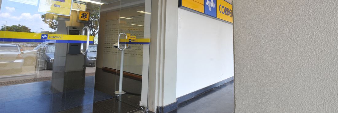 Funcionários dos Correios em greve Fachada de uma agência dos Correios