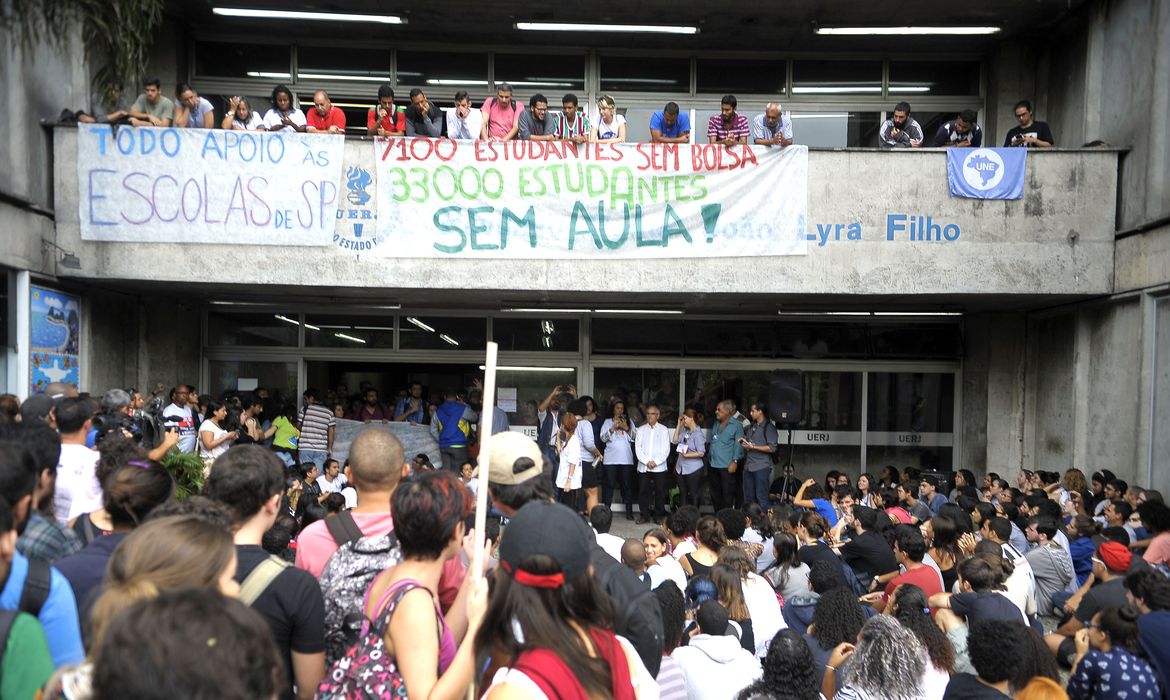 Rio de Janeiro - Alunos da Uerj ocupam o campus da universidade no Maracanã, em protesto pelo não pagamento das bolsas dos estudantes e dos salários de servidores terceirizados (Tânia Rêgo/Agência Brasil)