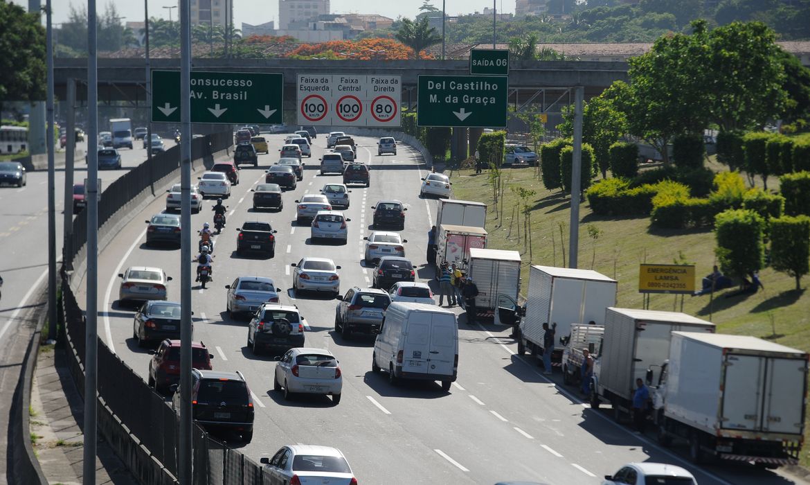 Rio de Janeiro - Caminhões trafegam em horário proibido pela Linha Amarela, na altura de Del Castilho, zona norte do Rio(Tania Rego/Agência Brasil)