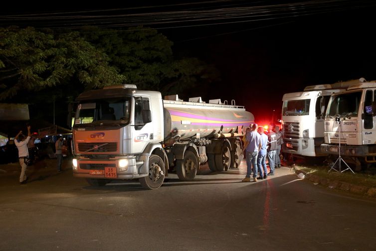 Manifestantes liberam caminhões abastecidos na distribuidora de combustivel em Brasília, após acordo com a policia militar.
