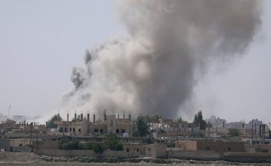 Uma coluna de fumaça se ergue no distrito de al-Mishlab, em Al Raqqa  