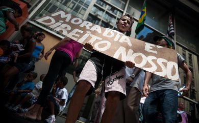 São Paulo - Cerca de 100 pessoas, reivindicam moradia digna, durante protesto em frente o prédio da Companhia de Desenvolvimento Habitacional e Urbano (CDHU)  (Marcelo Camargo/Agência Brasil)