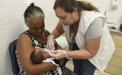 A vacina BCG é ministrada, preferencialmente, em crianças recém-nascidas.