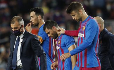 Aguero deixa o campo durante partida do Barcelona contra o Alavés