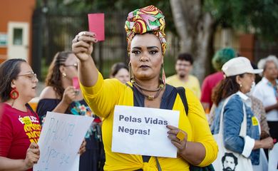 Brasília - 25/05/2023 -  Ato em solidariedade ao jogador Vini Jr. em frente a embaixada da Espanha contra o racismo (Cartão Vermelho para o Racismo). Foto: Rafa Neddermeyer/ Agência Brasil