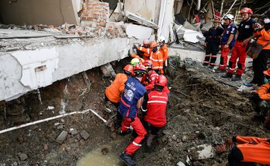 EPA8851. PALU (INDONESIA), 04/10/2018.- Miembros indonesios y franceses del equipo de rescate buscan cuerpos de víctimas entre las ruinas del hotel Mercure tras el terremoto y posterior tsunami en Palu (Indonesia) hoy, 4 de octubre de 2018. Las