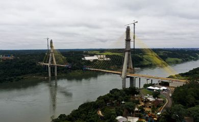 Obras da Ponte da Integração Brasil-Paraguai,  em Foz do Iguaçu (PR).