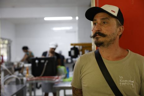 Cachoeiras de Macacu (RJ) 26/11/2024 – Leonardo de Mattos, produtor da bebiba Pi Kombucha Tropical, que é beneficiado pelo reflorestamento do Projeto Guapiaçu, restaurador da Mata Atlântica em terras antes degradadas, contribuindo para a manutenção dos recursos hídricos. Foto: Fernando Frazão/Agência Brasil