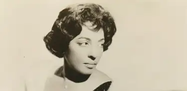 Durante muito tempo, Carmen fez backing vocals para outras cantoras. Imagine! Uma mulher com essa voz perdida num coro de cantoras anônimas!