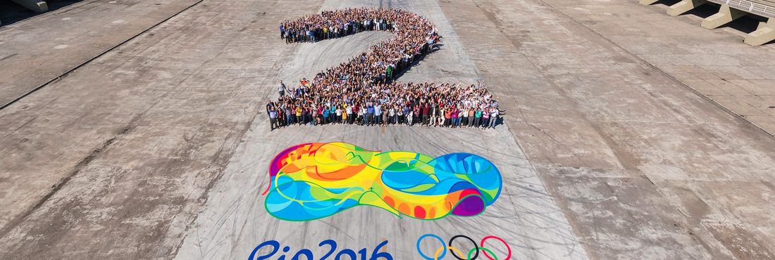 Colaboradores do Comitê Rio 2016 e da Empresa Olímpica Municipal formam número dois na foto comemorativa do marco de 2 anos para os Jogos Olímpicos no Sambódromo