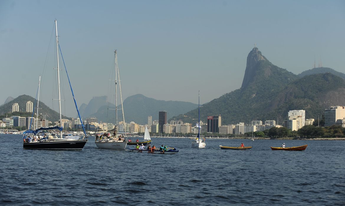 Dezenas de embarcações com ativistas, atletas e políticos participaram de barqueata na Baía de Guanabara alertando para a poluição no local, que será palco de atividades olímpicas (Tomaz Silva/Agência Brasil)