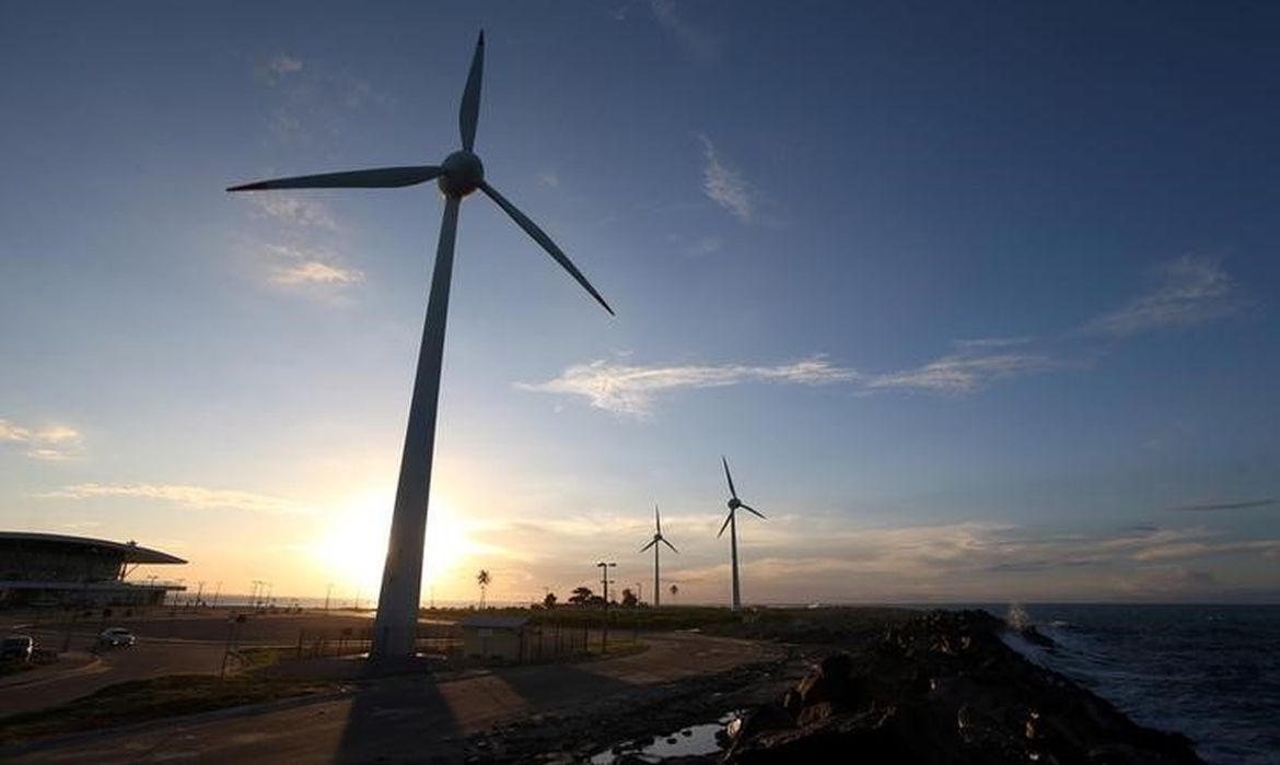 Turbinas eólicas em praia de Fortaleza, no Ceará
