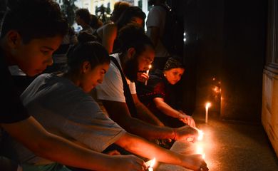 São Paulo - Em protesto pela morte de cinco jovens da zona leste da capital paulista, integrantes de movimentos sociais ocuparam o saguão da Secretaria de Segurança Pública (Rovena Rosa/Agência Brasil)