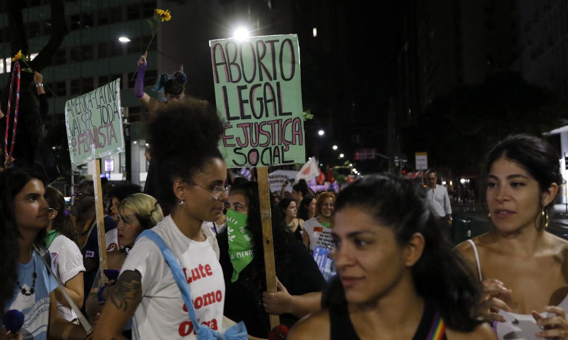 Rio de Janeiro (RJ), 08/03/2023 - Mulheres fazem passeata no Dia Internacional da Mulher - 8M, por direitos e contra a violência e o feminicídio, no centro da cidade. Foto: Fernando Frazão/Agência Brasil