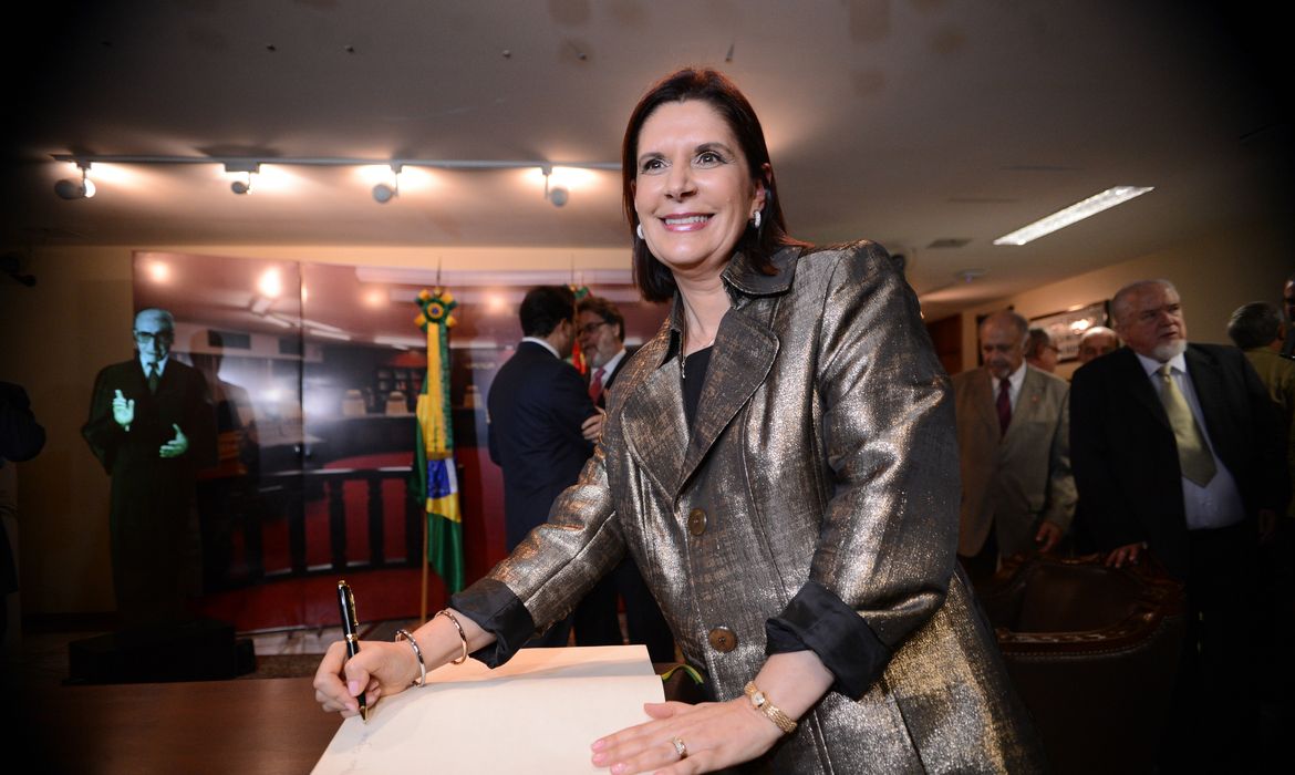 A presidente do Superior Tribunal Militar (STM), ministra Maria Elizabeth Rocha inaugura a exposição “Vozes da Defesa” (José Cruz/Agência Brasil)