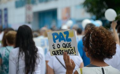 Rio de Janeiro - Moradores e comerciantes de Vila Isabel, zona norte do Rio, fazem caminhada pela paz e contra a violência na região (Fernando Frazão/Agência Brasil)