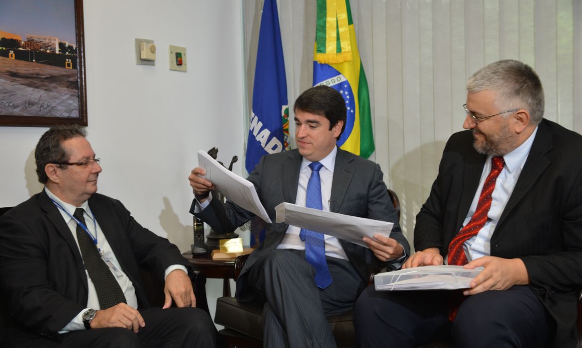 O chefe da equipe de perícia do Senado,João Henrique Pederiva, entrega laudo sobre o processo de impeachment da presidenta afastada Dilma Rousseff (Antônio Cruz/Agência Brasil)