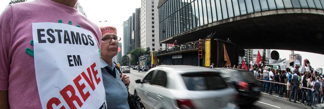Professores em greve fazem assembleia no vão do Masp, na Avenida Paulista