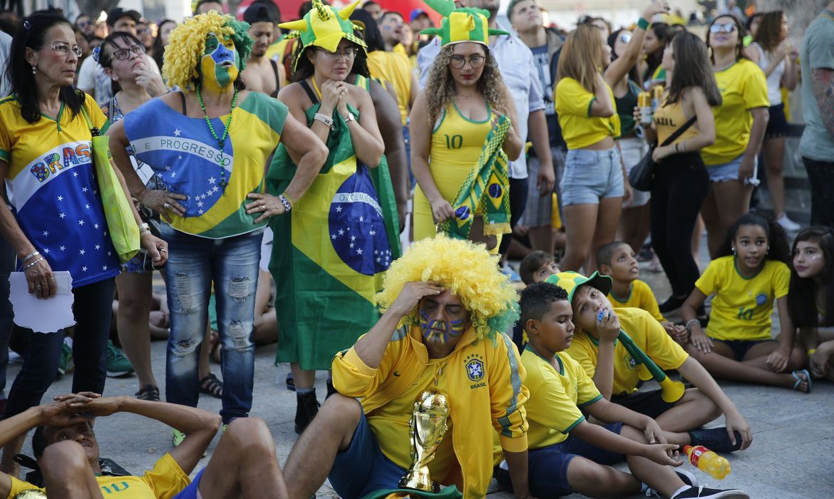 Torcedores assistem ao jogo entre Brasil e Bélgica, pelas quartas de final da Copa do Mundo da Rússia 2018, na Praça Mauá.