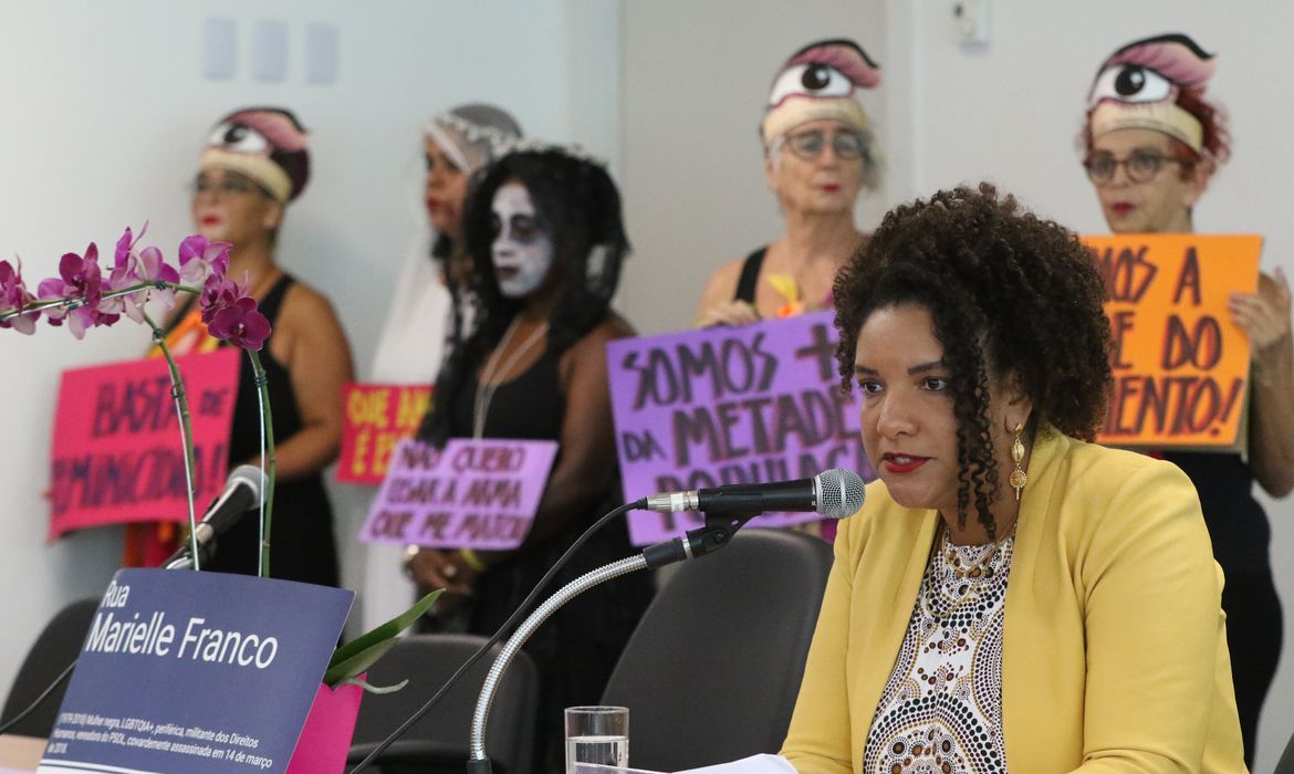 Rio de Janeiro (RJ), 07/03/2023 - A presidenta da Comissão de Defesa dos Direitos da Mulher da Alerj, deputada Renata Souza, fala durante audiência pública sobre o tema 