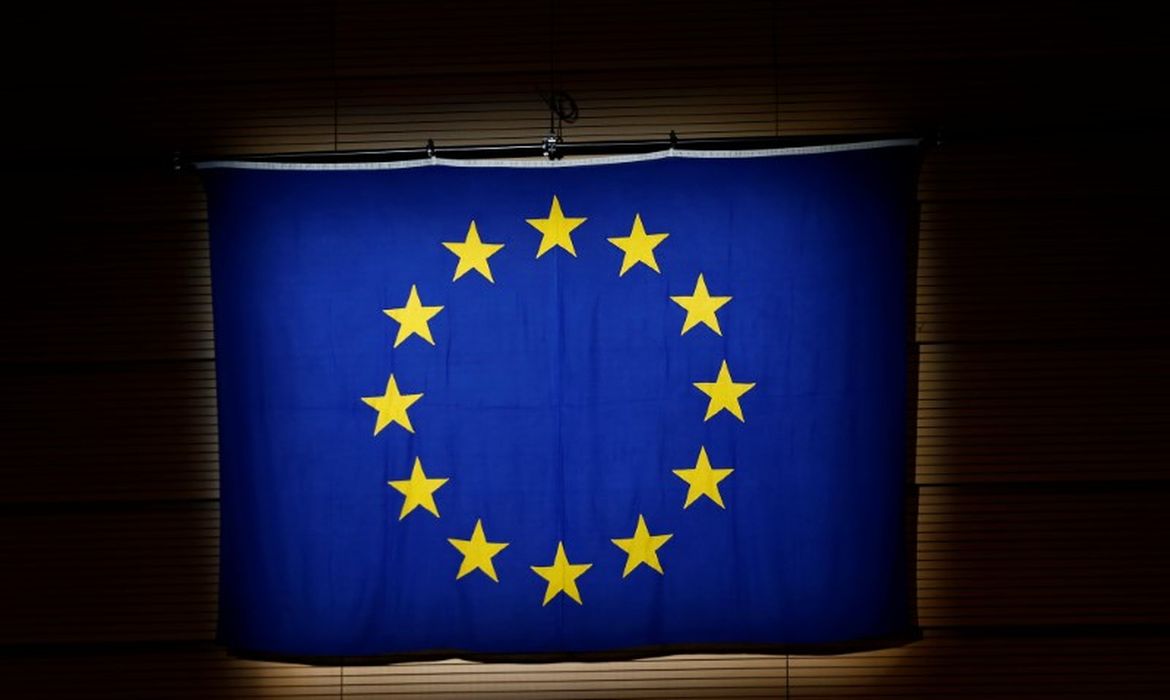 Bandeira da União Europeia é vista durante cerimônia em Lausanne, na Suíça 04/05/2017 REUTERS/Denis Balibouse