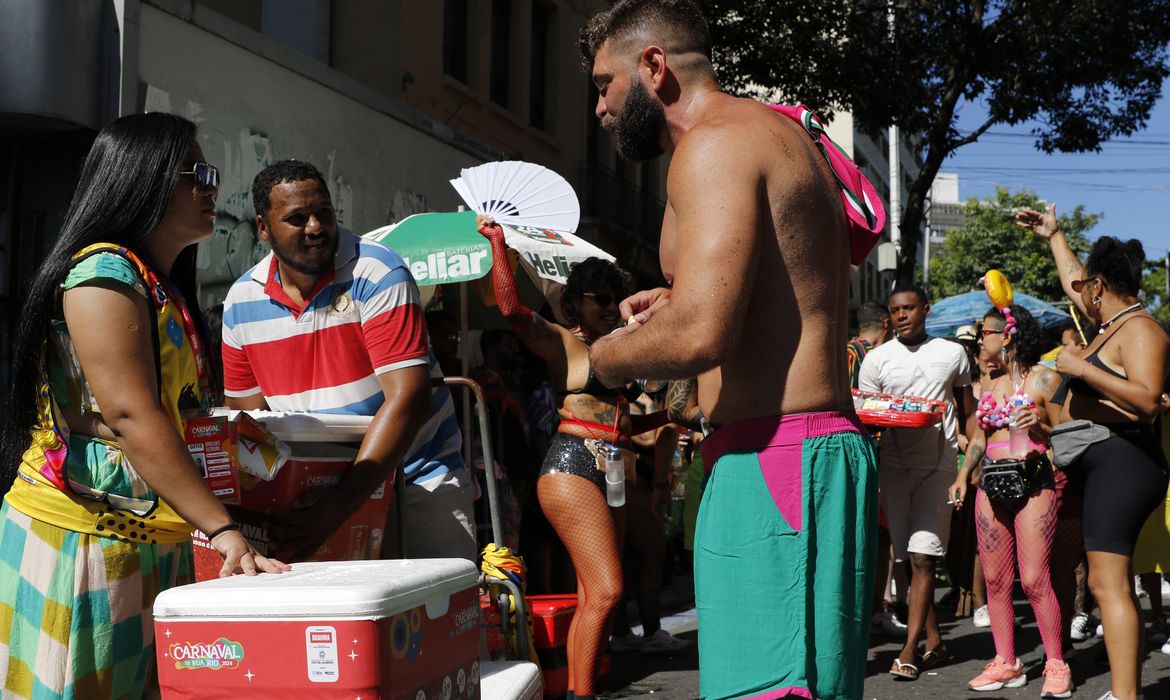 Rio de Janeiro (RJ) 10/02/2024 – Vendedores ambulantes no blocos de carnaval no centro da cidade. Foto: Fernando Frazão/Agência Brasil