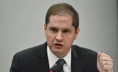 O advogado-geral da União (AGU), Bruno Bianco, participa de audiência na comissão de fiscalização financeira e controle da Câmara dos Deputados.