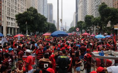 Os jogadores do Flamengo chegaram ao centro do Rio de Janeiro, dando início à festa de consagração pelo título da Taça Libertadores da América