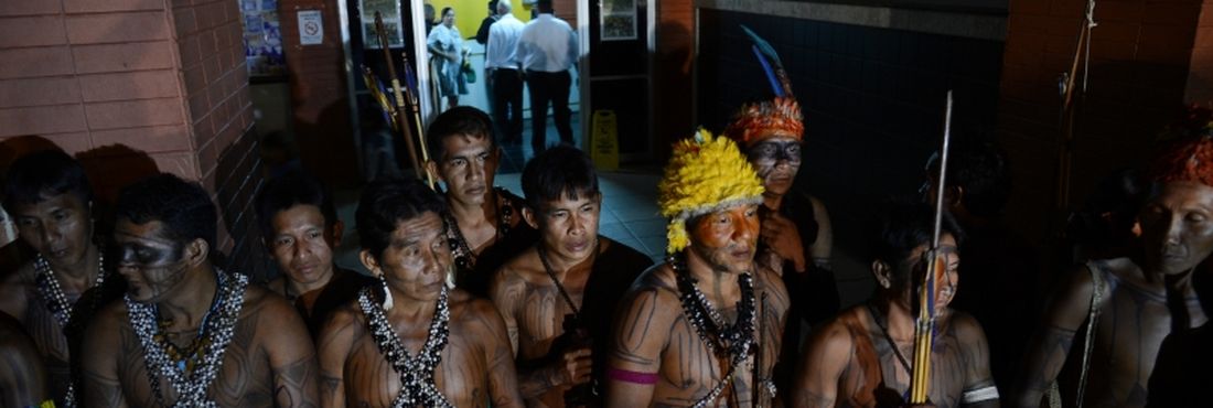Grupo de 140 índios mundurukus se reúne em frente ao prédio da Funai