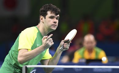 Rio de Janeiro - O brasileiro Israel Pereira Stroh vence o ucraniano Mikhaylo Popov na disputa do tênis de mesa individual classe 7 (Tânia Rêgo/Agência Brasil)