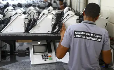 Técnicos do TRE-DF realizam a conferência e a lacração de urnas eletrônicas para o 1º turno das Eleições 2022.