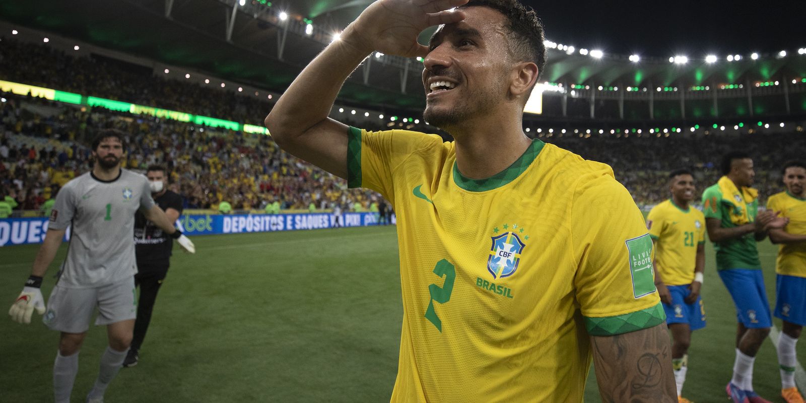 Lateral da Seleção, Danilo diz que verdadeiros heróis do Brasil estão nas  salas de aula e nos hospitais