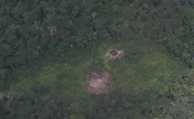 Malocas de aldeias Yanomamis na região do Surucucu, dentro da Terra Indígena Yanomami, Oeste de Roraima, avistadas em sobrevoo da Força Aéra Brasileira para lançamendo de suprimentos em ajuda humanitária.  
