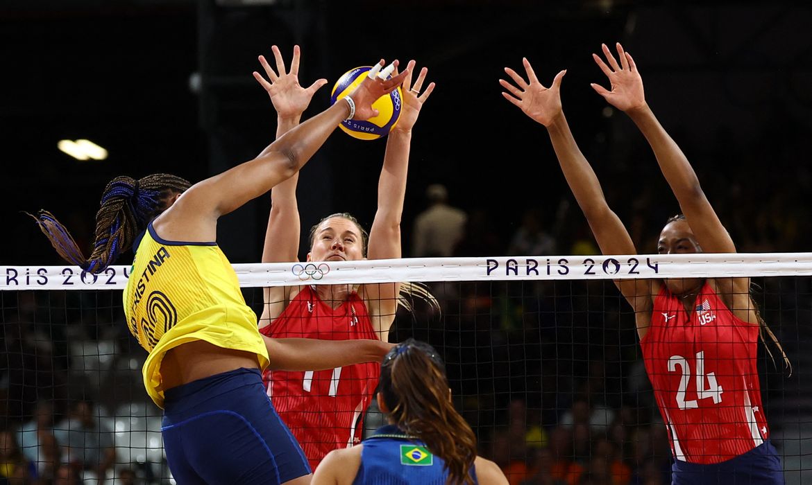 Paris 2024 Olympics - Volleyball - Women's Semifinals - Brazil vs United States - South Paris Arena 1, Paris, France - August 08, 2024. Ana Cristina Menezes Oliveira de Souza of Brazil, Andrea Drews of United States and Chiaka Ogbogu of United States in action. Reuters/Siphiwe Sibeko/Proibida reprodução
