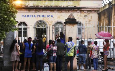 Manaus - Familiares aguardam informações sobre presos na Cadeia Pública Raimundo Vidal Pessoa (Marcelo Camargo/Agência Brasil)