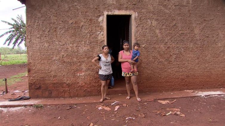 Sidnéia e Cidiele Braga só receberam a visita da psicóloga na aldeia seis meses depois que o irmão de 15 anos cometeu suicídio