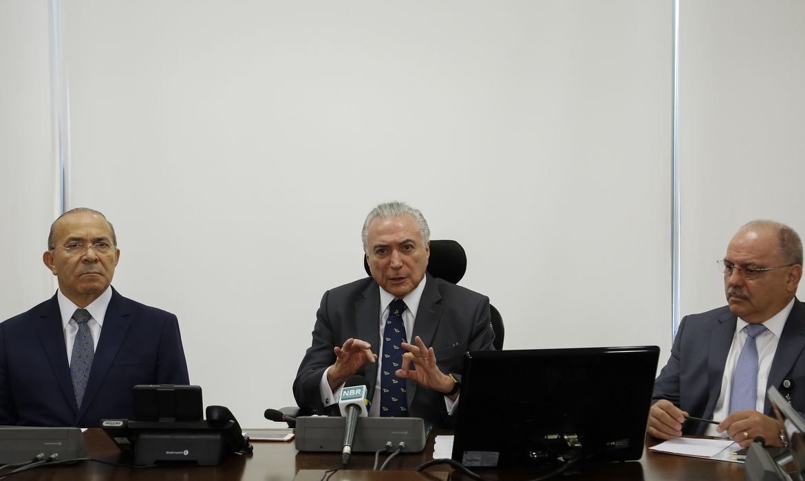 Brasília - O presidente Michel Temer e os ministros Eliseu Padilha, chefe da Casa Civil da Presidência da República, e Sérgio Etchegoyen, do Gabinete de Segurança Institucional da Presidência da República, durante reunião sobre Segurança