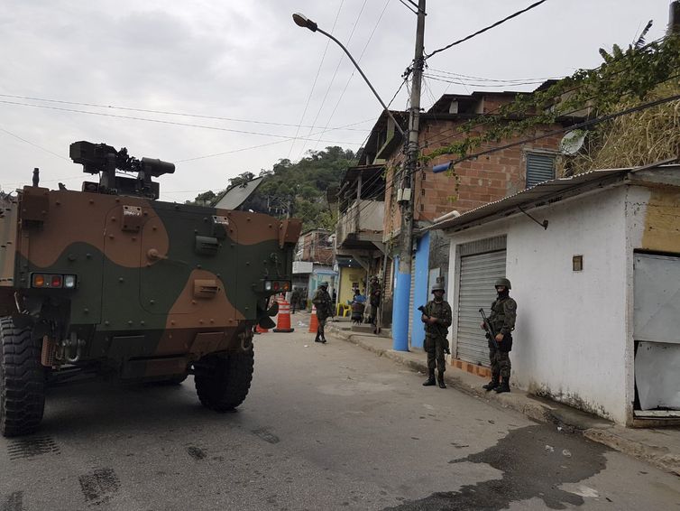 Rio de Janeiro - As Forças Armadas e policiais civis e militares fazem desde a madrugada de hoje (16) uma operação em comunidades de Niterói, na região metropolitana do Rio de Janeiro. (Imagens de divulgação/Estado Maior Conjunto/CML)