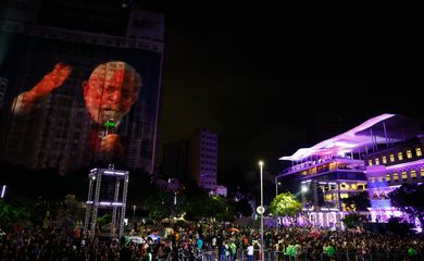 Rio de Janeiro (RJ) 16/11/2024 - O presidente da República, Luiz Inácio Lula da Silva, no show do Festival Aliança Global Contra a Fome e a Pobreza, no G20 Social, na Praça Mauá, com Gilberto Gil, a primeira-dama Janja e a ministra da Cultura, Margareth Menezes. Foto: Fernando Frazão/Agência Brasil