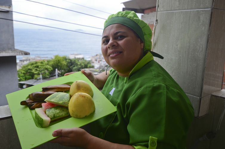 Regina Tchelly é uma chef de cozinha e empreendedora social que comanda o premiado projeto Favela Orgânica.