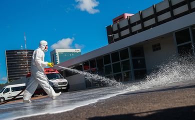 Forças Armadas promovem ação de desinfecção no Hospital Regional da Asa Norte (HRAN), uma das medidas adotadas para prevenir a contaminação pelo novo coronavírus